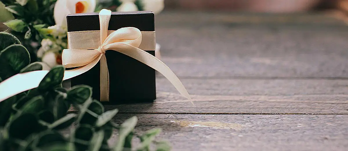 13 Rules How Much To Spend on a Wedding Gift