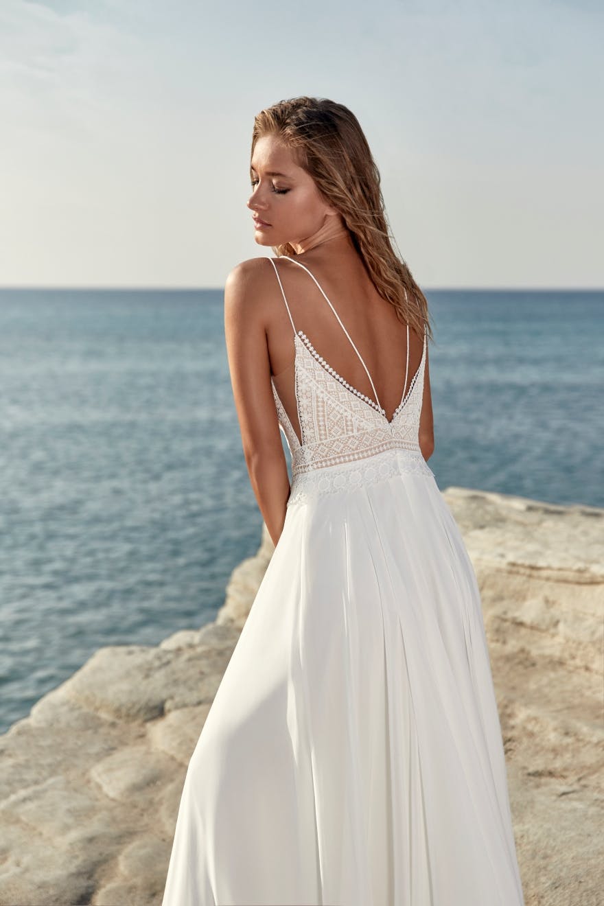 16 Classy Wedding Dresses with Straps for Summer Weddings