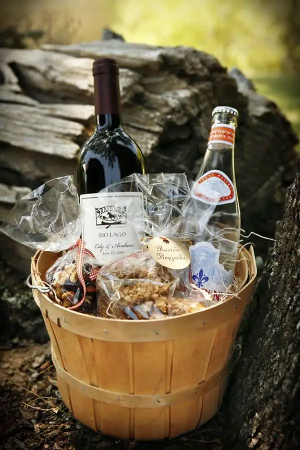 BEST Wedding Gift Baskets! DIY Wedding Gift Basket Ideas ...