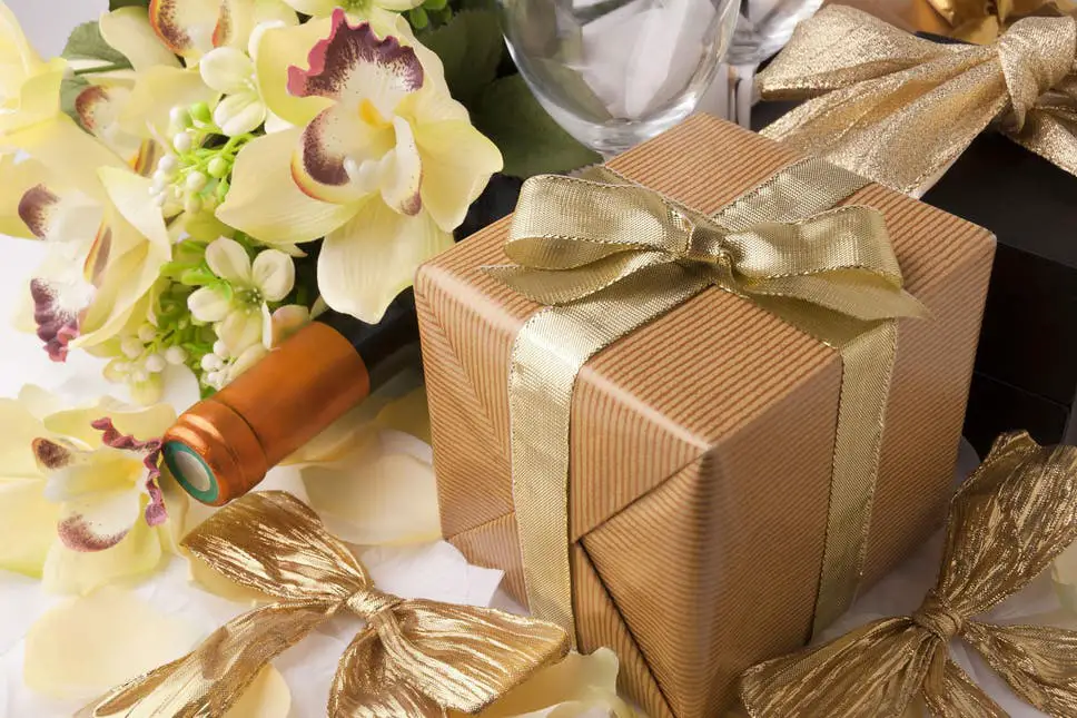 Best Wedding Gifts in the UK from £10 to £100
