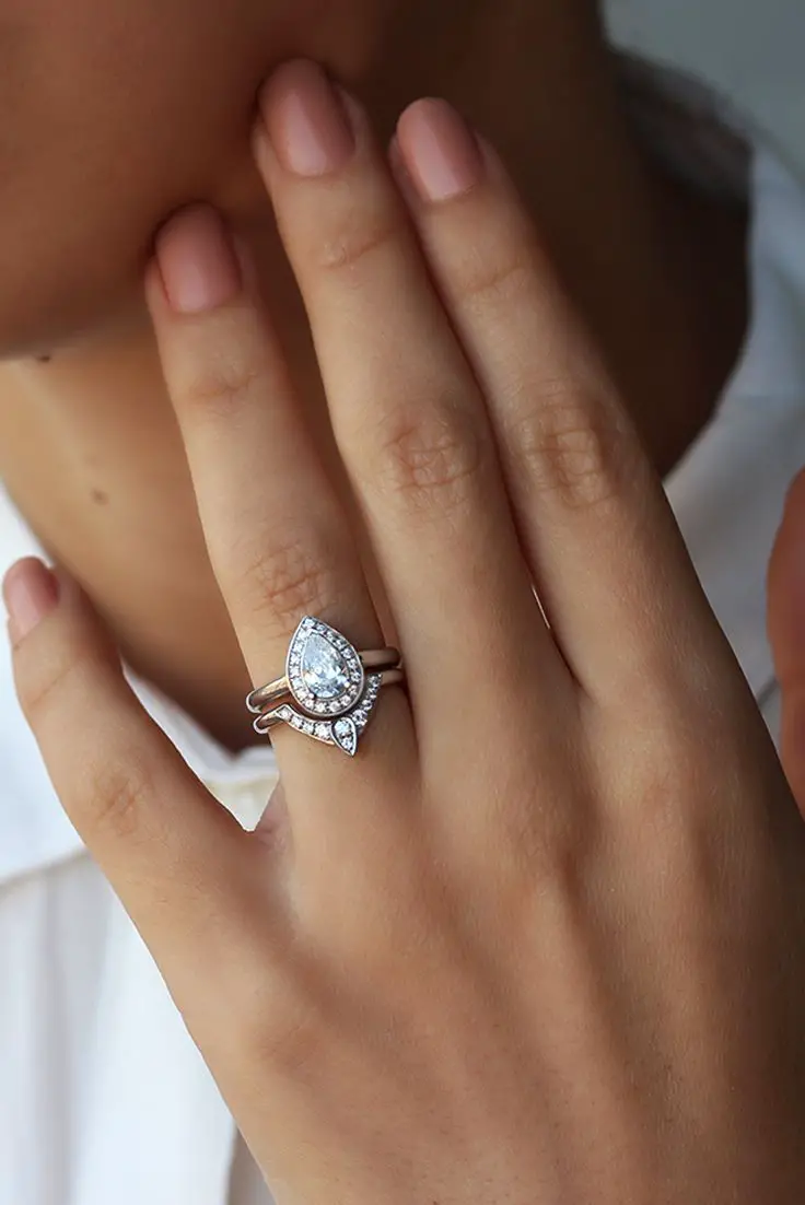 Engagement Ring vs. Wedding Ring: The Difference