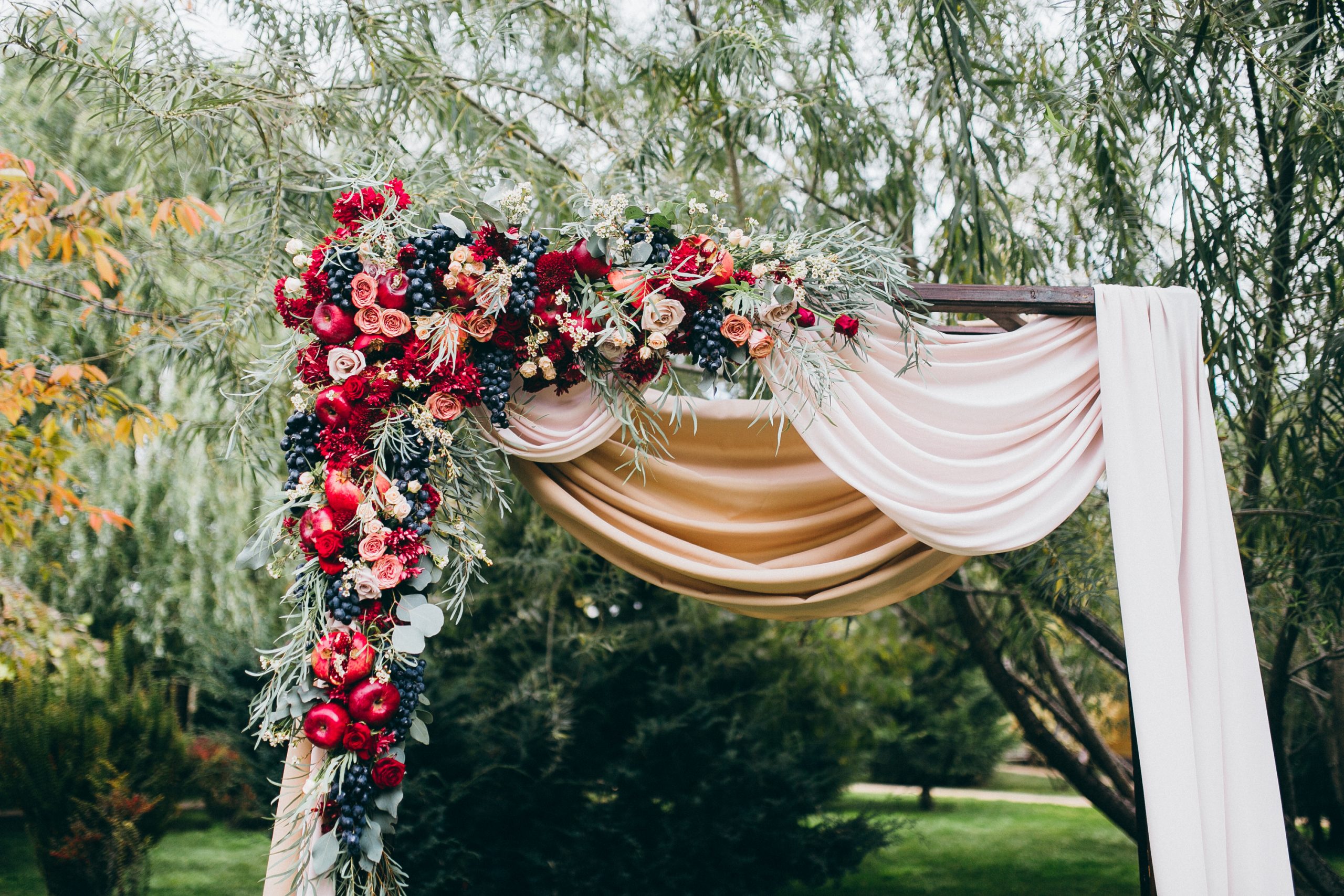 Fabulous DIY Fall Wedding Backdrops