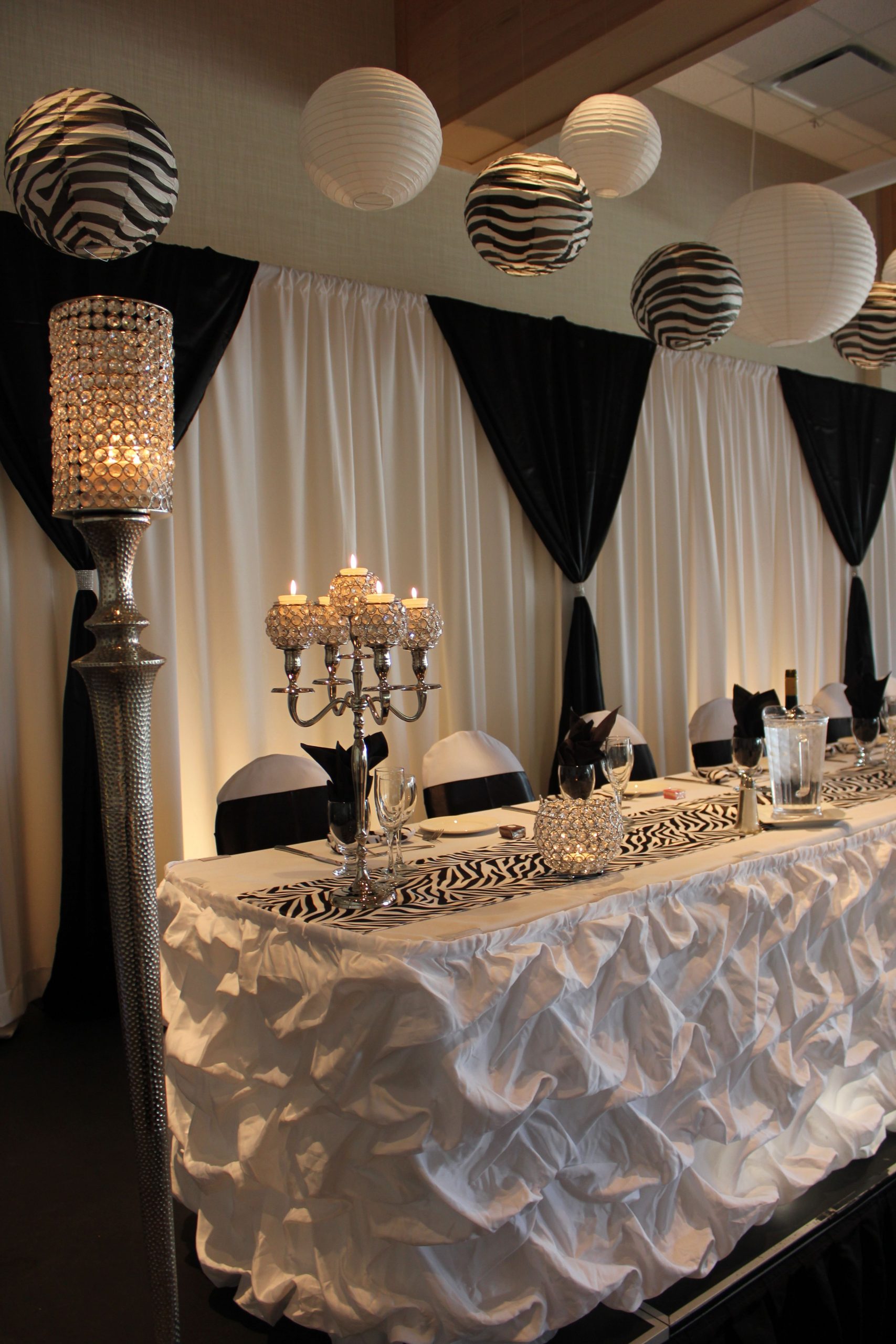 Get Black And White Decor Ideas For Wedding Background