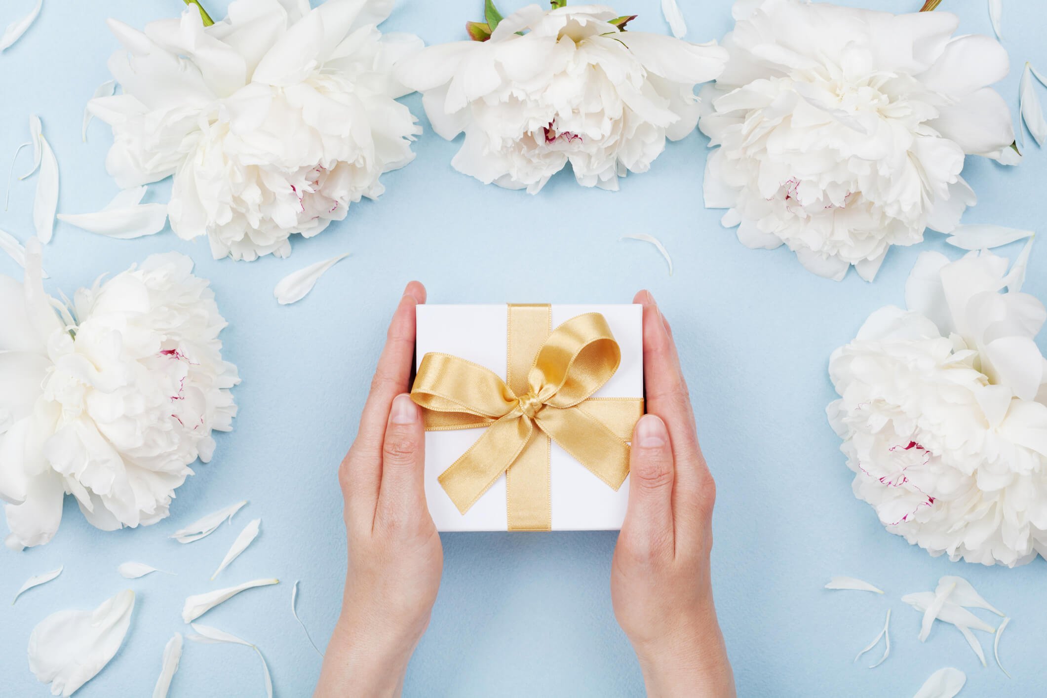 How much should I spend on a wedding gift?