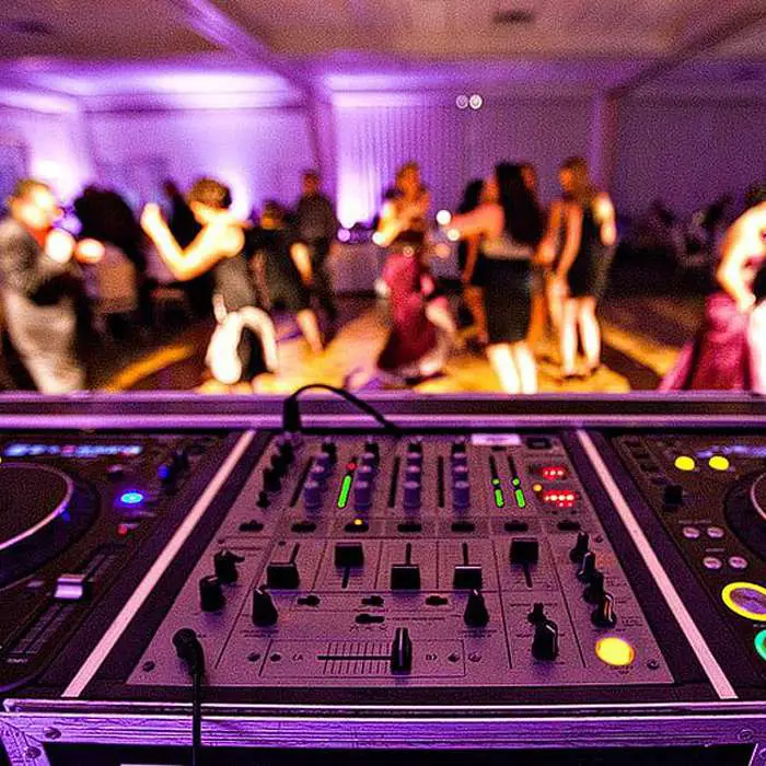 How to Choose a Best Wedding DJ