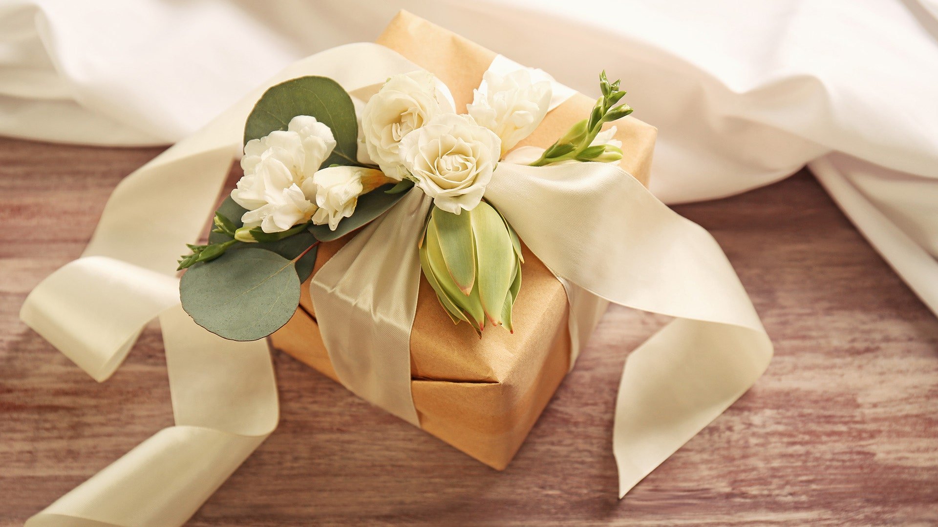 How to Choose the Perfect Wedding Gift For a Couple ...