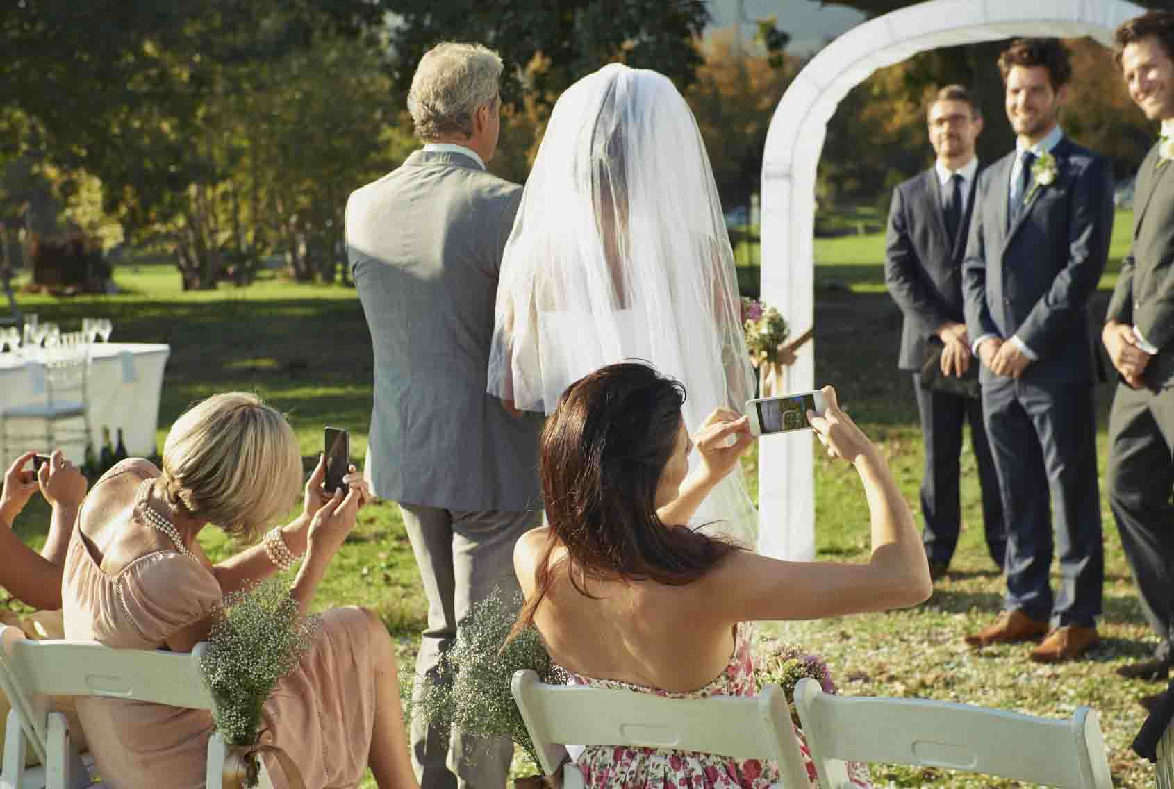 How to have an unplugged wedding ceremony