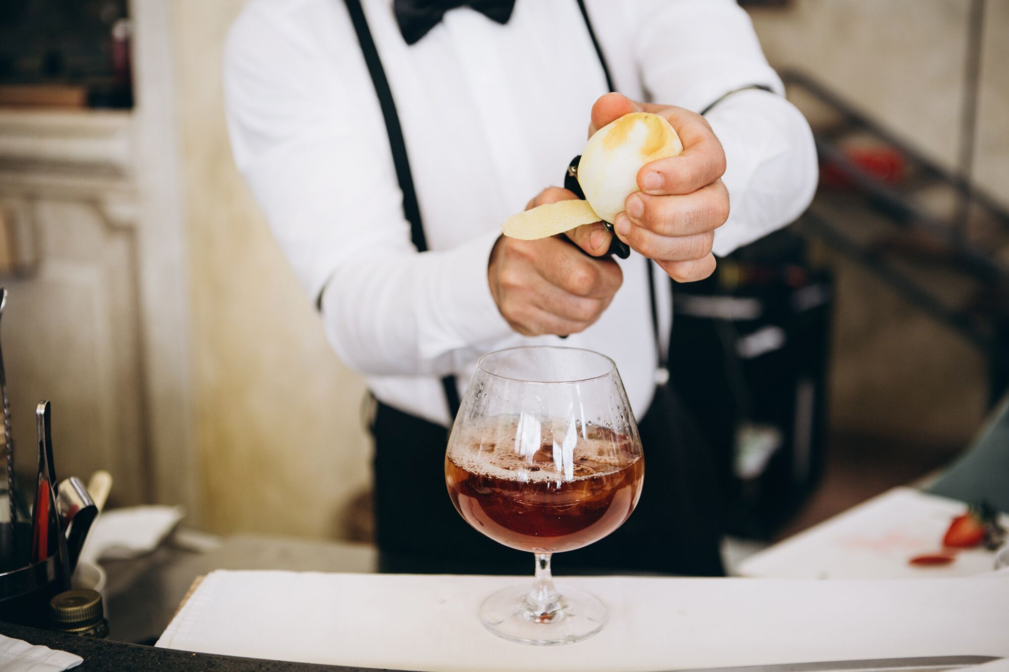 How to Hire a Wedding Bartender