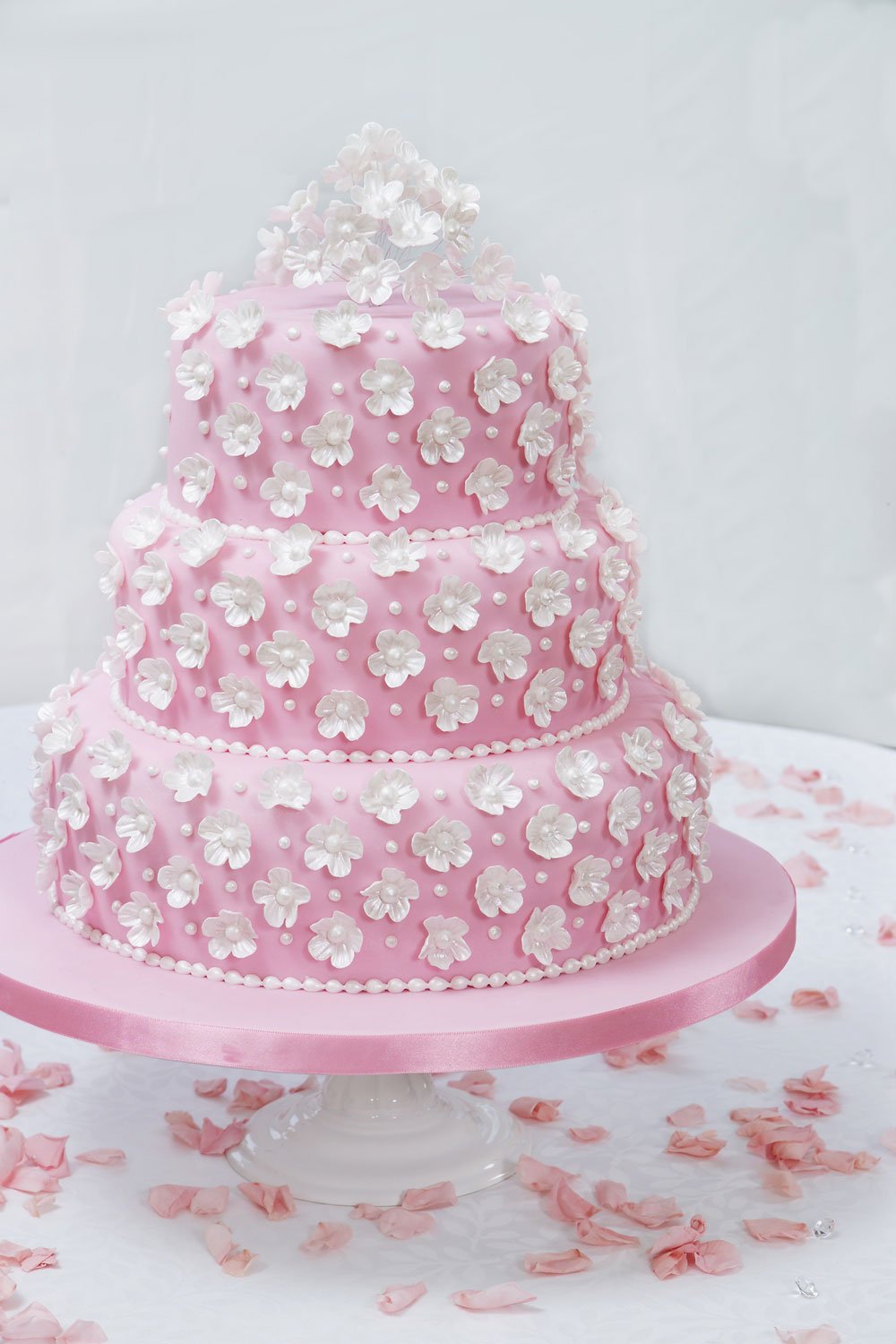 How to make and decorate a wedding cake
