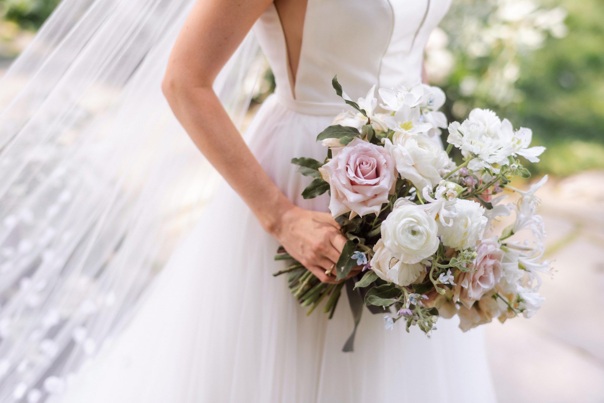 Setting the Scene: How to Choose Wedding Flowers That ...