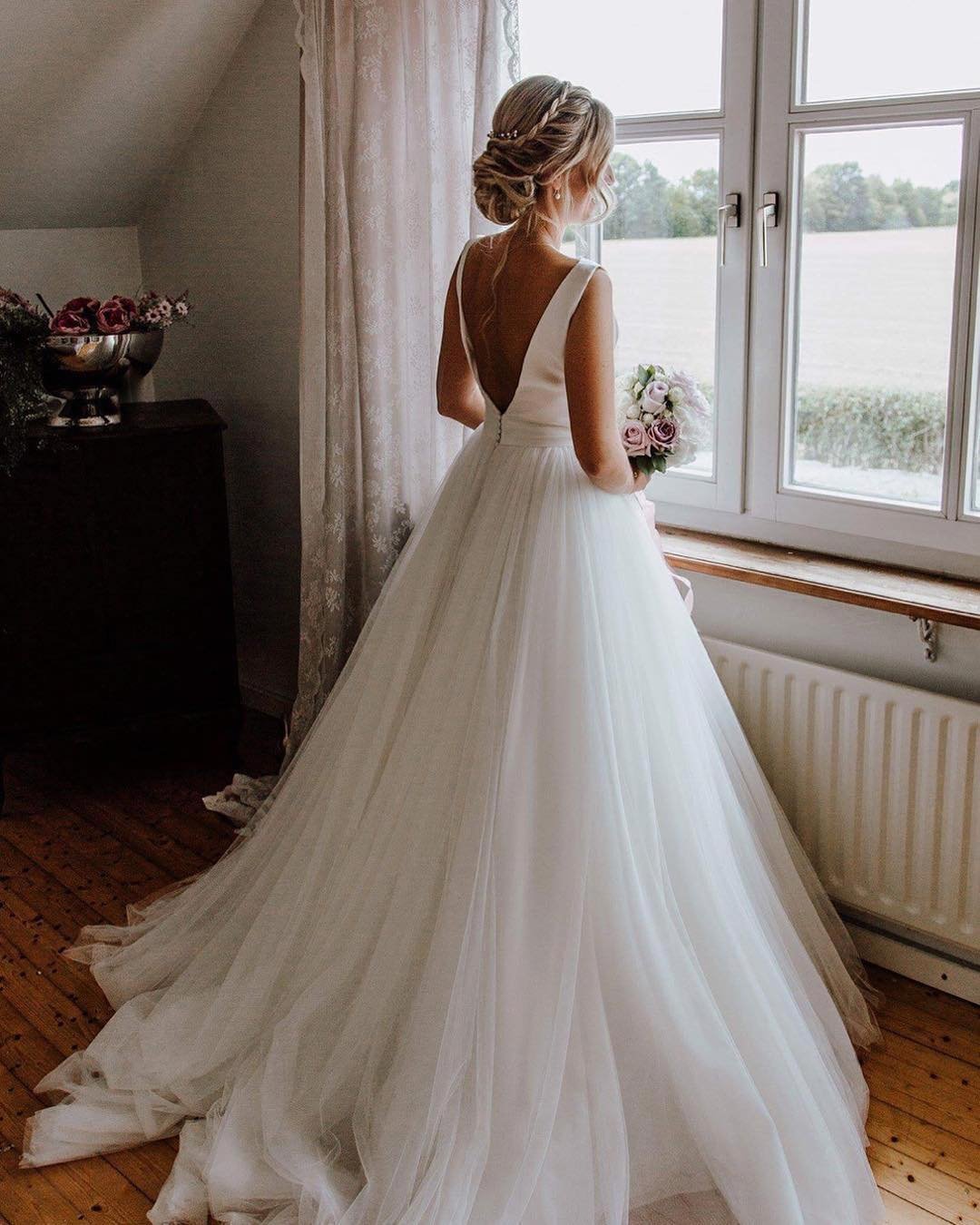 SIMPLE WEDDING DRESSES FOR ELEGANT BRIDES