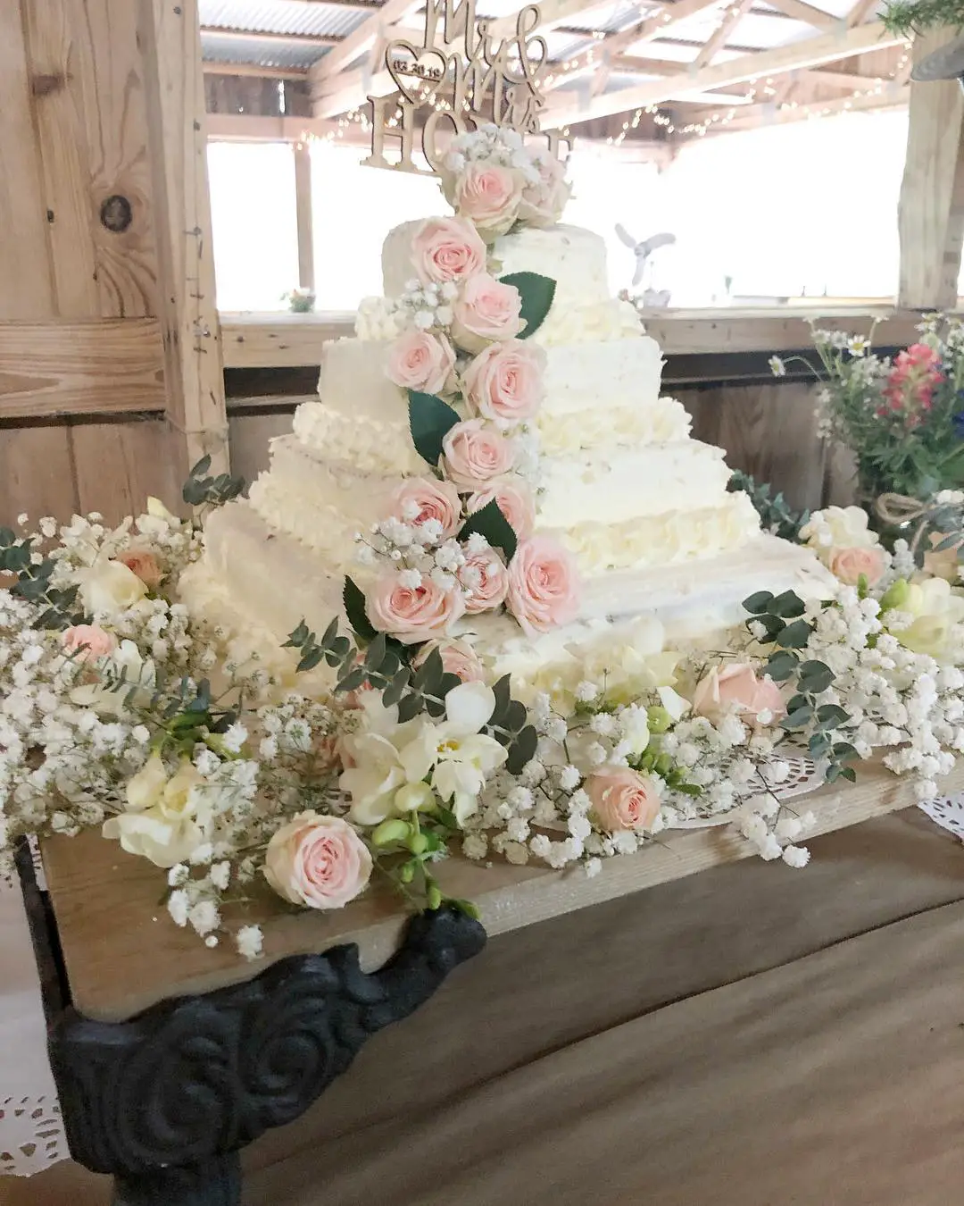 Thrifty couple makes gorgeous wedding cake from Costco ...